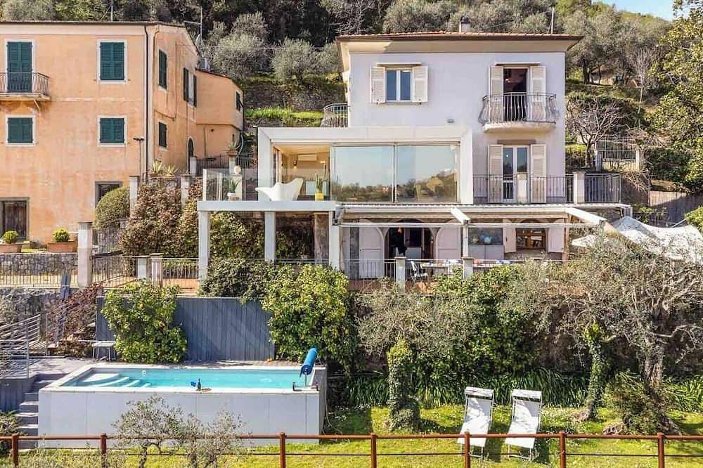 Pour Votre vacances à La Spezia on Vous présente Villa Bianca!Située au-dessus d'une colline avec une piscine privée et une vue charmante sur la ville, est le choix idéal pour s'immerger dans le relax et profiter totalemente des vos vacances.Avec ca in La Spezia, Riviera di Levante