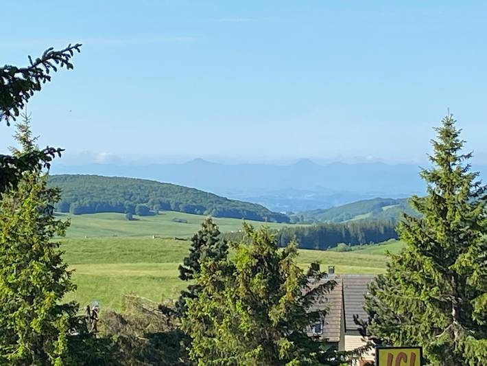 Location de vacances pour 4 personnes, avec terrasse et piscine dans Super Besse
