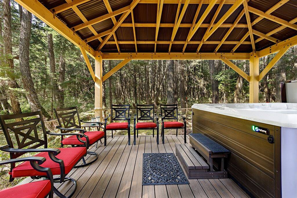 Gorgeous cabin-style home huge private hot tub, beautiful deck & fireplace in Girdwood, Anchorage