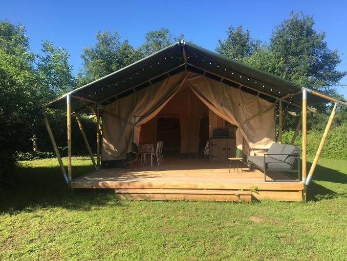 Camping voor 6 personen, with uitzicht and tuin as well as zwembad in Allier