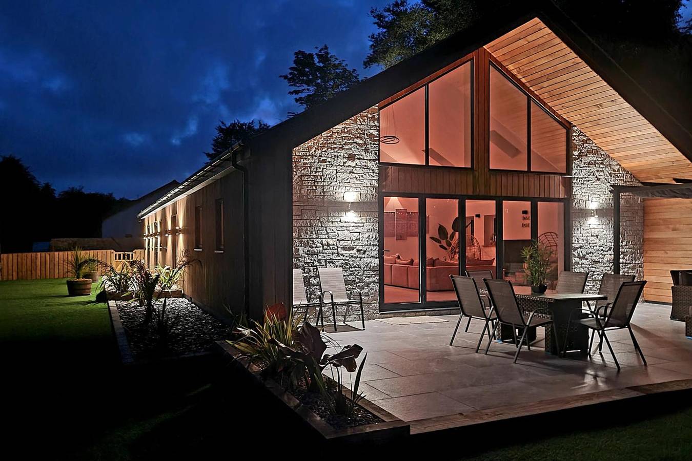 4 Bed Villa Sleeps 8 -Private Terrace-Free parking in Cornwall