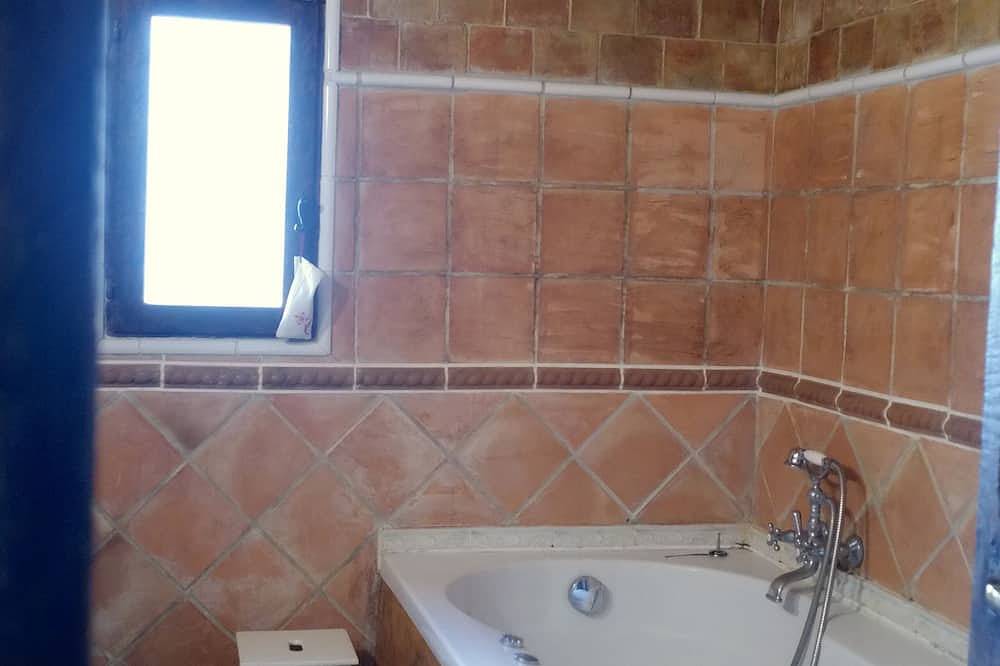 Schönes Ferienhaus im Luberon Regional Park in Viens, Regionaler Naturpark Luberon