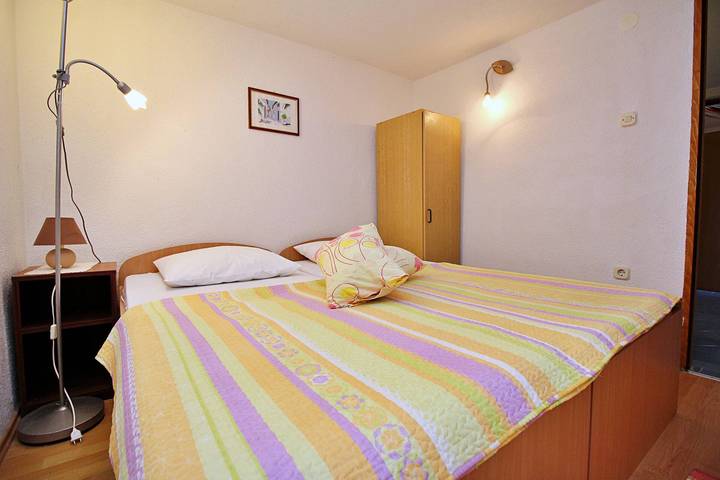Appartement entier, Apartment Horvat - 240 m from sea, semi-basement, private terrace, parking, Wi-Fi in Silo (Krk), Krk