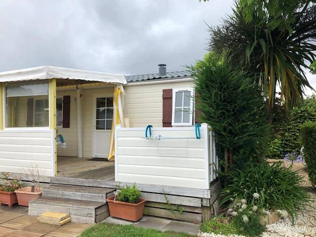 Camping pour 4 personnes, avec jardin ainsi que piscine et terrasse