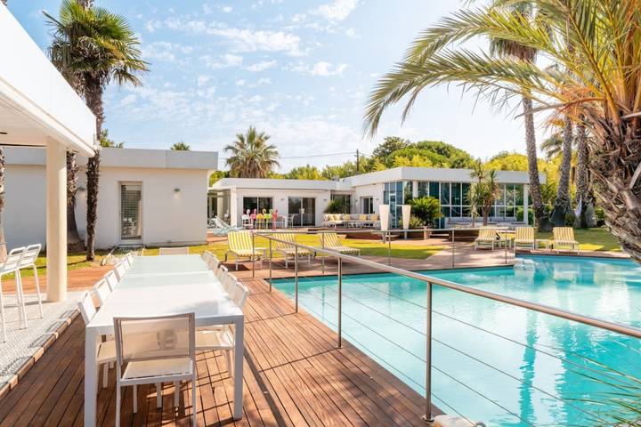 Villa pour 16 personnes, avec piscine ainsi que jacuzzi et jardin, adapté aux familles à Agde