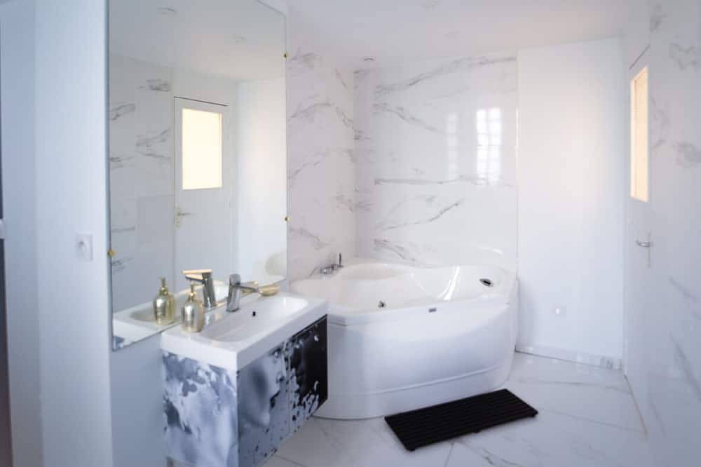 Entire apartment, Suite de Luxe Avec Balnéo 50 Nuances au Coeur du Centre Ville de Caen in Caen, Caen region