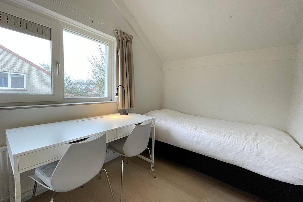 Modern vakantiehuis met grote tuin met uitzicht op strand aan de Langweerder Wielen in IJsselmeer