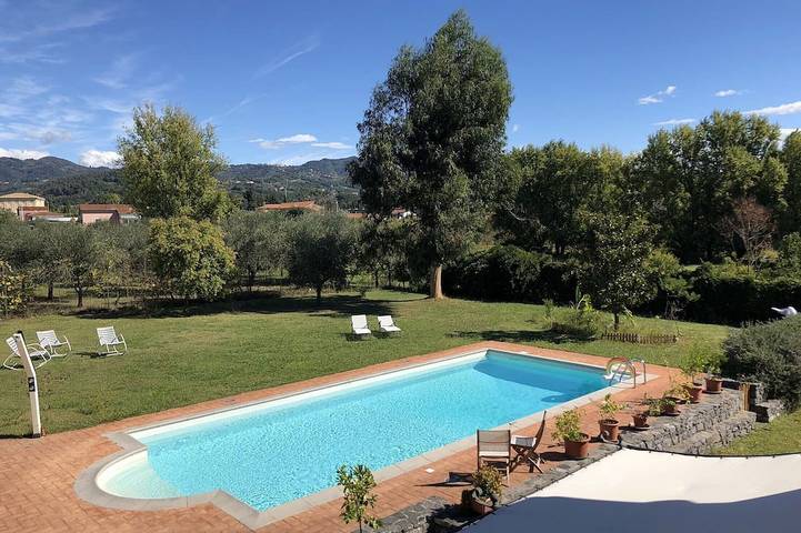 Agriturismo per 12 persone, con idromassaggio e giardino, con animali domestici in Sarzana