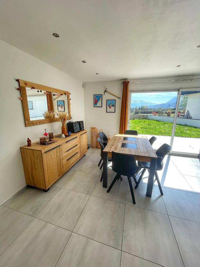 Location de vacances pour 5 personnes, avec Terrasse ainsi que Piscine et Vue dans Porte-de-Savoie