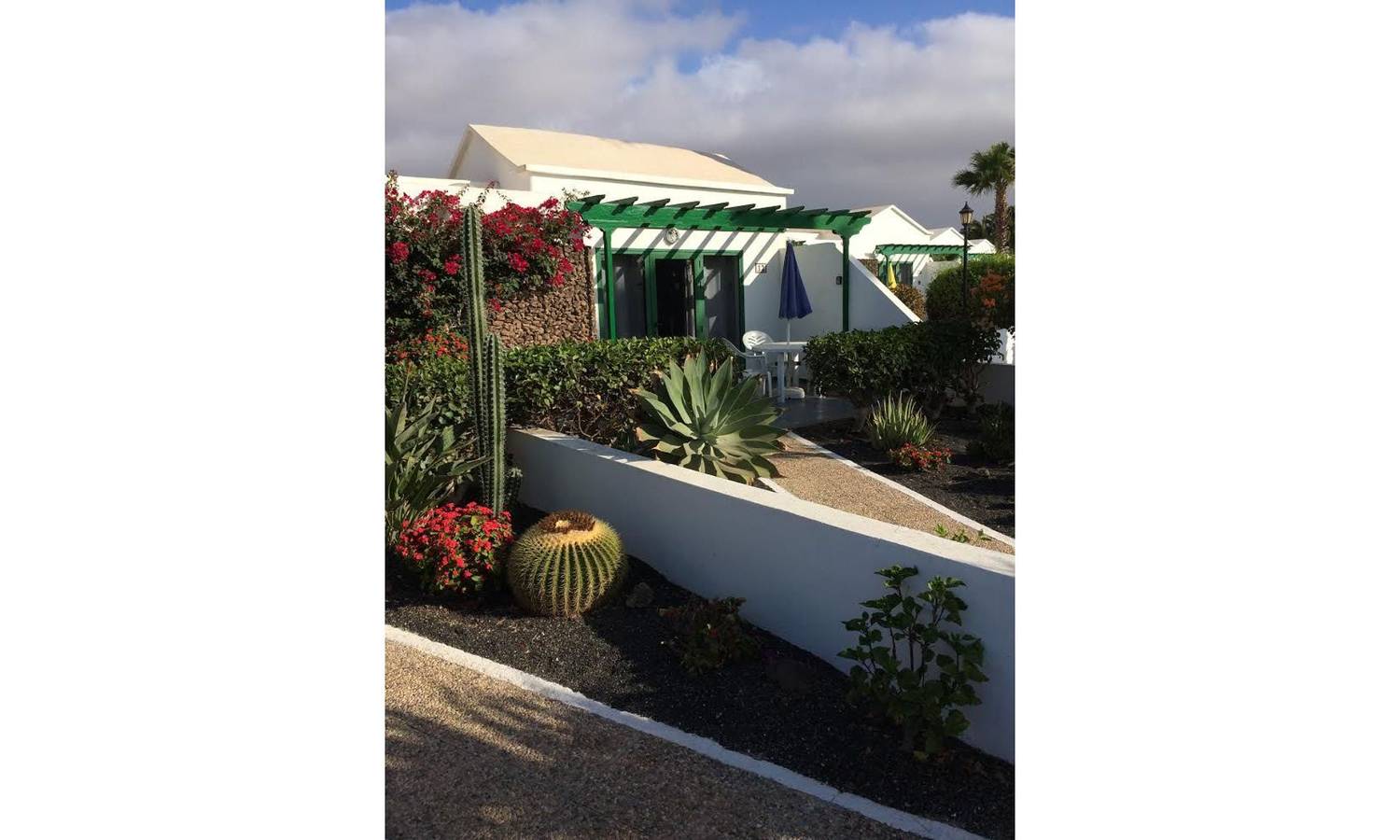 Entire apartment, Apartment 'Jardin de Sol 11' with Terrace and Shared Pool  in Playa Blanca, Yaiza