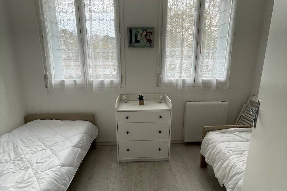 2** gite for 4 people in a 5ha private park, 400m from Jullouville beach in Saint-Pair-sur-Mer, Côte de la Déroute