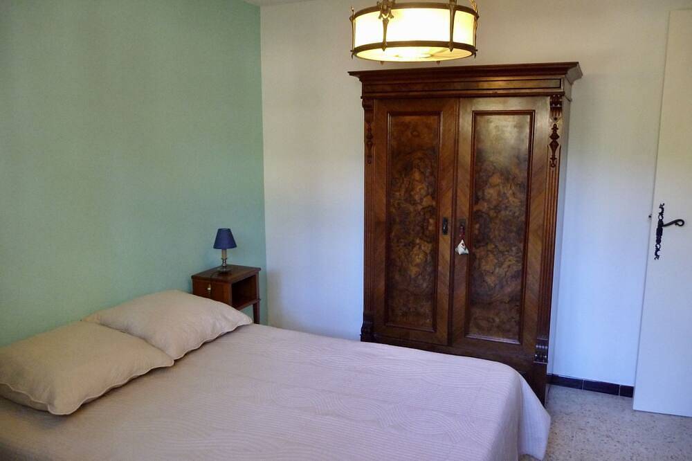 400m from the beach, garden level with 1.250 m2 of enclosed land in Pampelonne, Ramatuelle