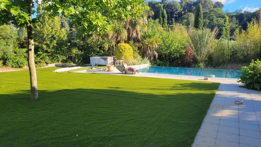 Location de vacances pour 12 personnes, avec vue ainsi que jardin et piscine, animaux acceptés à Roquevaire - 3