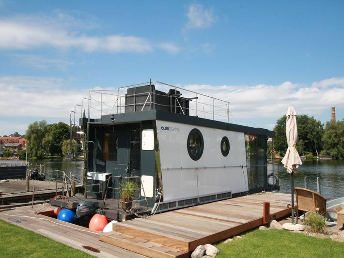 Hausboot für 2 Personen, mit Terrasse in Mecklenburgische Seenplatte