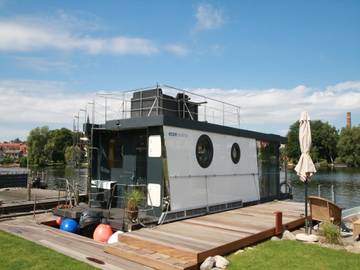 Hausboot für 2 Personen, mit Terrasse in Mecklenburgische Seenplatte