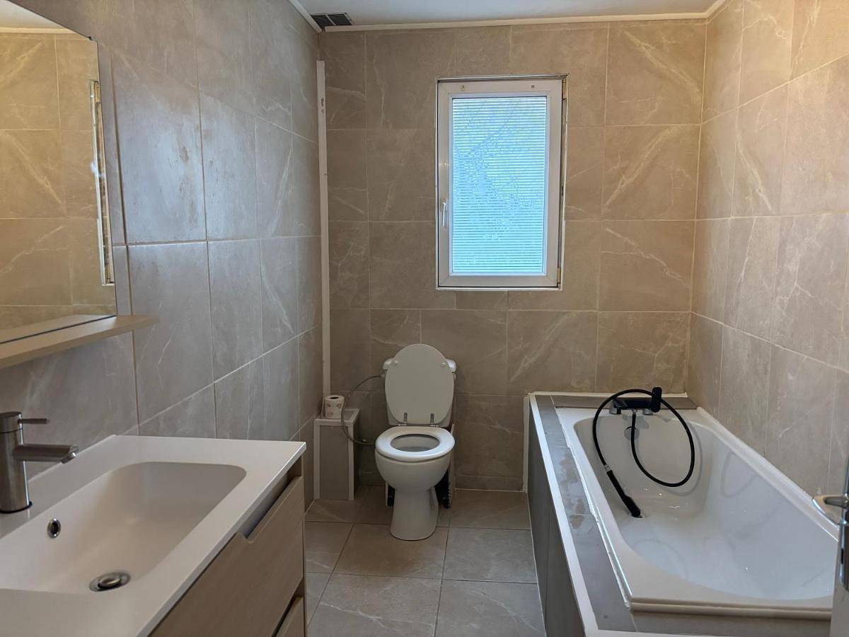 Appartement entier, One-Bedroom Apartment in Saint-Genis-Pouilly, Gex