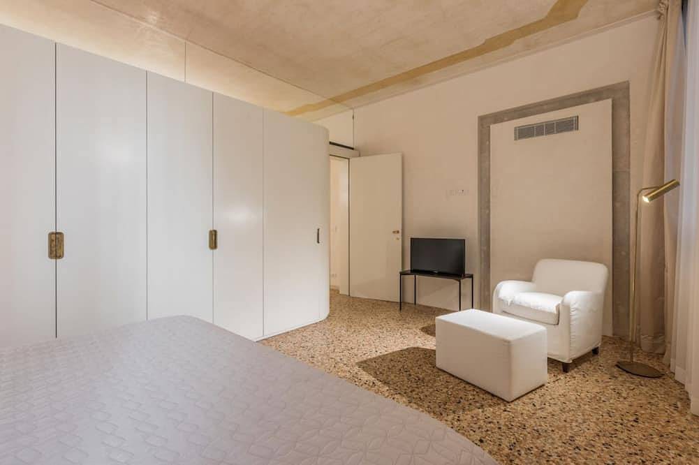 Hel leilighet, Refined luxury apartment in a 15th century Palazzo with canal view in Venezia, Provinsen Venezia