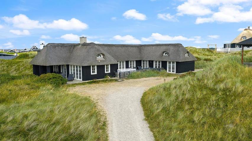 Luxurious vacation home in Søndervig, close to the beach and town, featuring a spa and sauna. Just 100 meters from the sea in Søndervig, Holmsland Klit