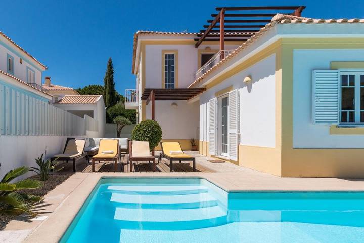 Location de vacances pour 8 personnes, avec piscine ainsi que jardin et vue dans Aldeia Do Meco