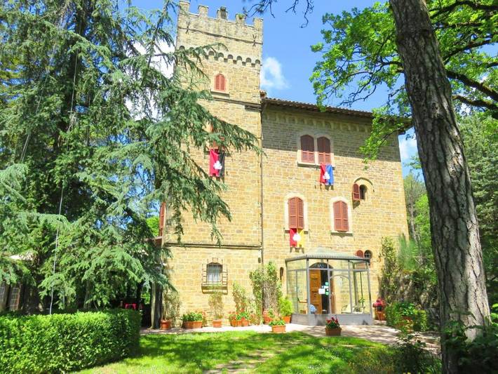 Hôtel pour 4 personnes, avec vue et piscine ainsi que jardin et bassin pour enfant, animaux acceptés à Gubbio