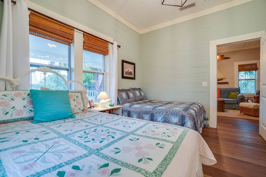 Cottage just blocks from Bay, boat ramps and downtown. Pet friendly fenced yard\n in Port St. Joe, Emerald Coast