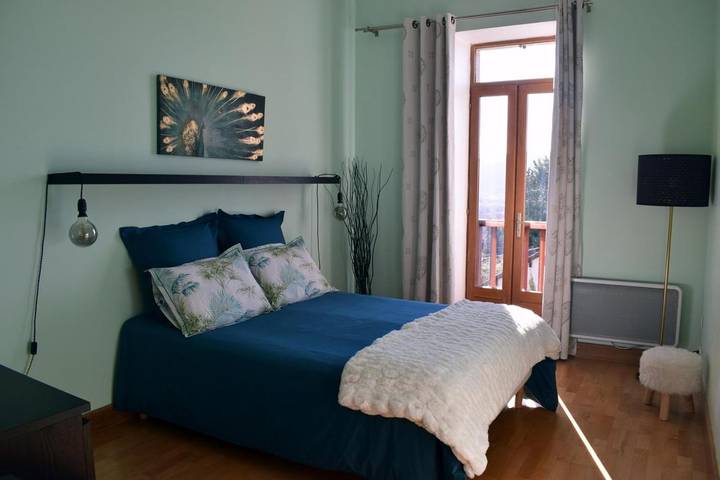 Location de vacances pour 2 personnes, avec vue et terrasse ainsi que jardin et piscine à Chindrieux - 3