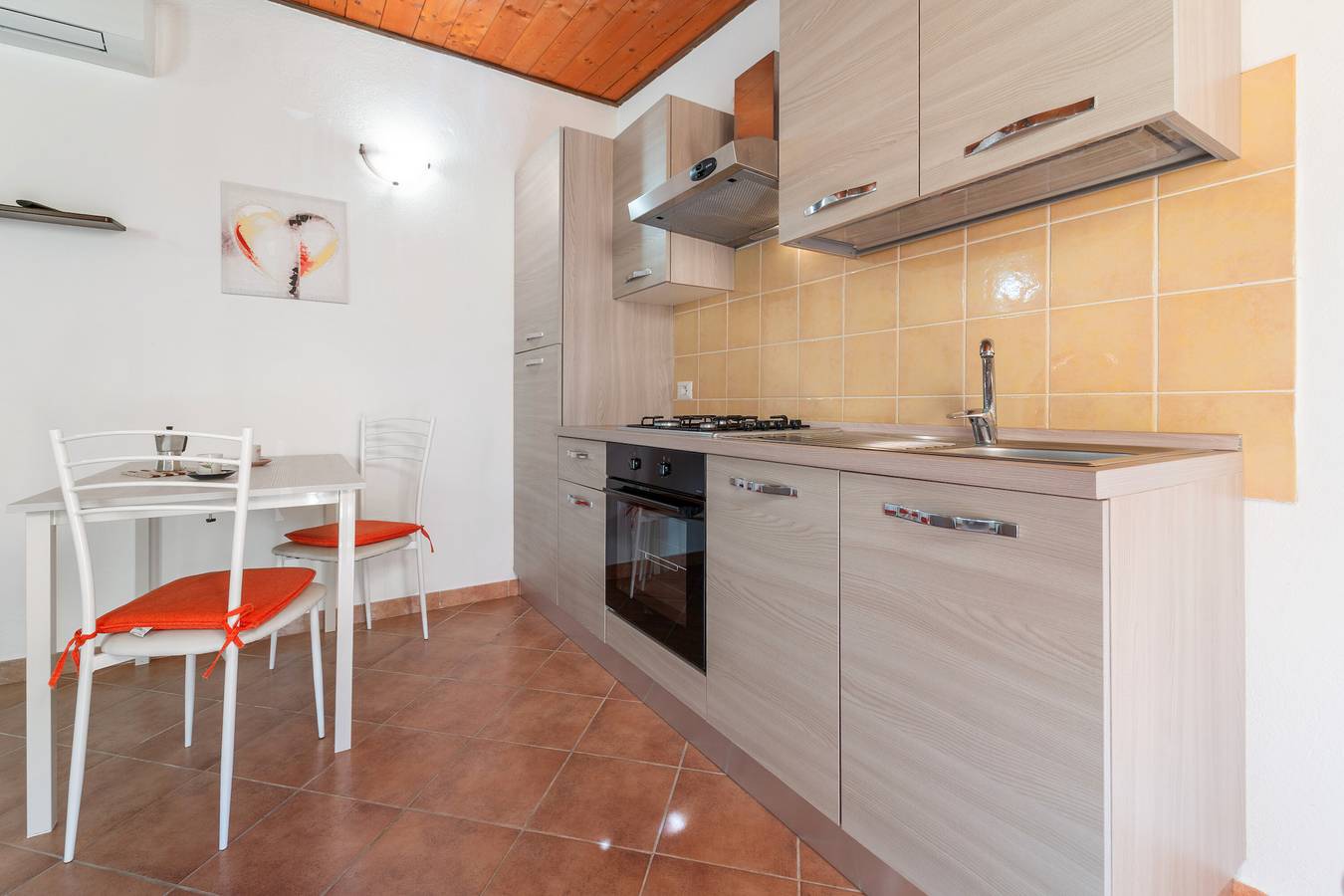 Estudio entero, Estudio 'Il Limone' con vistas a la montaña, terraza privada y aire acondicionado in Teulada (Italia), Provincia de Cagliari