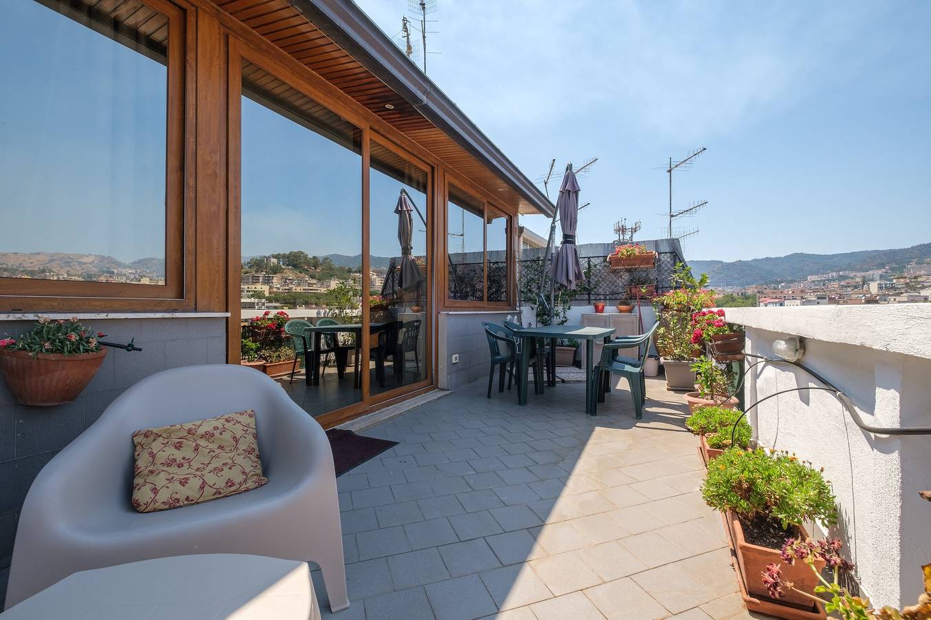 Appartement entier, Appartement 'Casa Malù' avec vue sur la mer, jardin et Wi-Fi in Messina, Province de Messina
