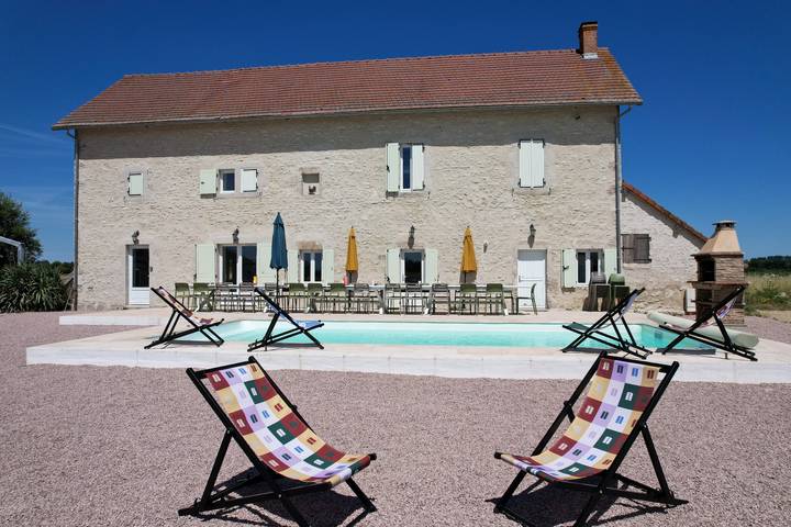 Location de vacances pour 45 personnes, avec terrasse et jardin ainsi que piscine et sauna, animaux acceptés à Boucé - 2