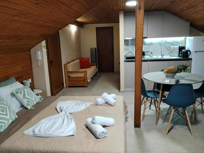 Gîte pour 5 personnes, avec jardin et vue dans Stavros