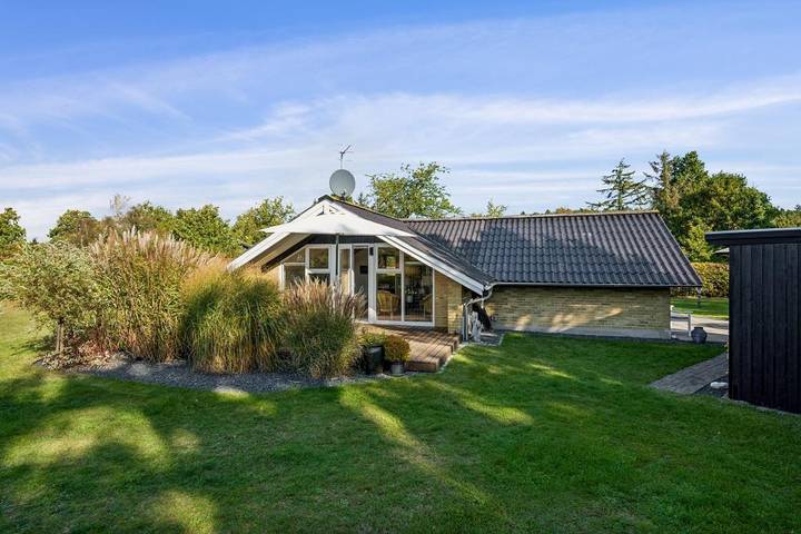 Gemütliches Ferienhaus in Ebeltoft, in der Nähe von Einkaufsmöglichkeiten und Strand in Vibæk Strand, Ebeltoft