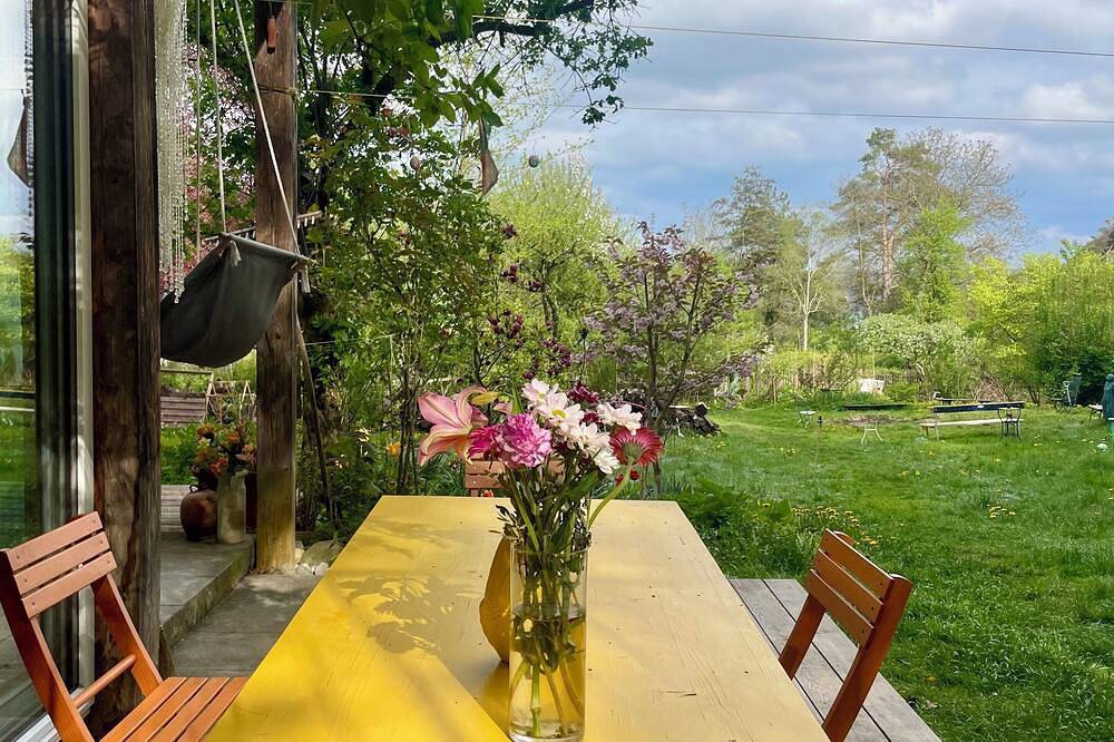 Ganze Wohnung, Helle ruhige Wohnung mit Terrasse und großem Naturgarten. See und Bahnhof Nähe in Utting, Ammersee