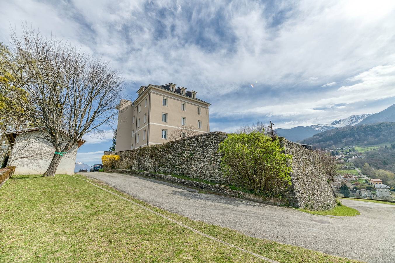 Casa di campagna "Logis Belledonne - Gruppo" con vista montagna, piscina condivisa e Wi-Fi in Arvillard, Chambéry e dintorni