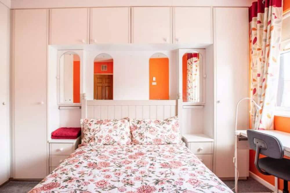 Private double room in Kilnamanagh Dublin 24 in South Dublin, County Dublin