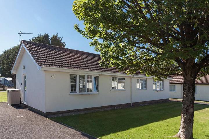 Holiday rental for 4 people, with pool and garden as well as hot tub and sauna in Port Eynon
