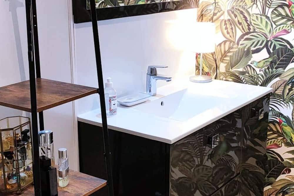 Divine Roujan Sunny Lodge. Piscine Privée, Climatisation, Wifi, Jardin, 6 Person in Roujan, Region de Béziers