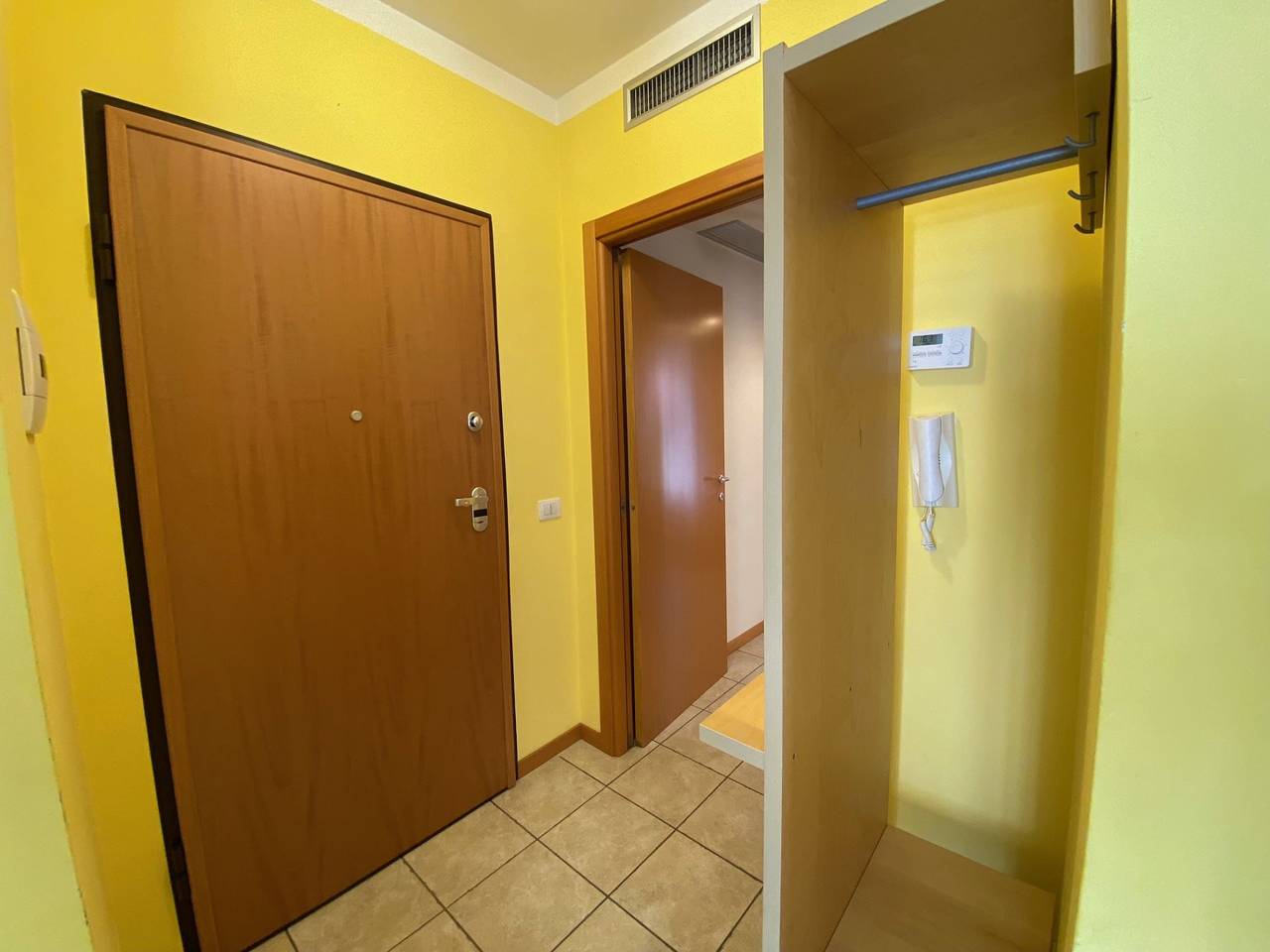 Entire holiday apartment, Lucangeli P.zza Approdo 9 - 31 - Trilo 3°P P.zza Approdo Sx in Adriatic Coast Marken