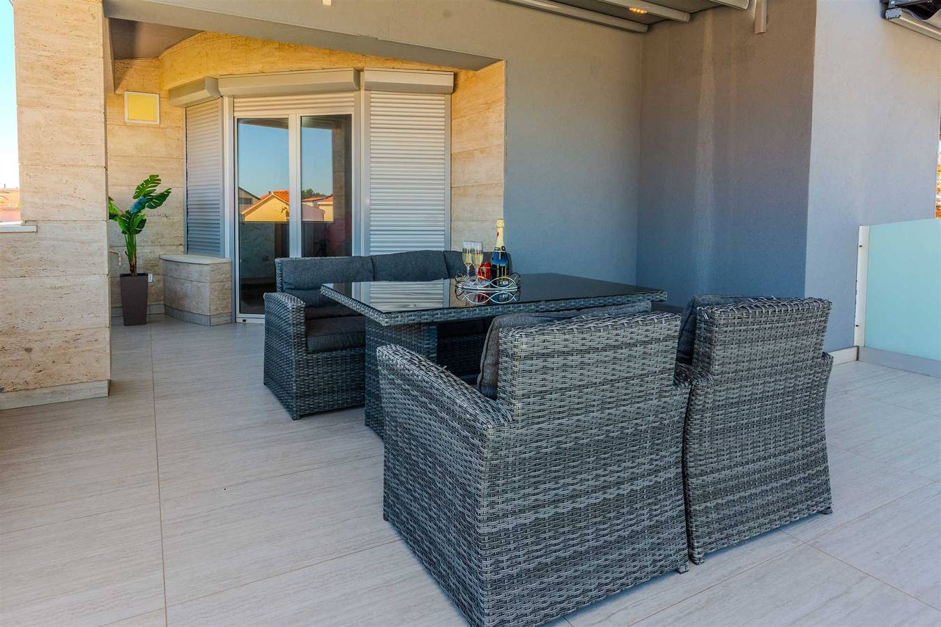 Entire apartment, Modern apartment for 4-6 per. | Sea view | Beachfront in Vir