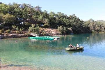 Gîte pour 4 personnes, avec vue sur le lac ainsi que vue et jardin à Esparron-de-Verdon