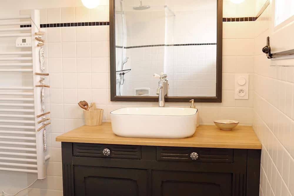 À l'ombre du grand pin - Bed and breakfast on the banks of the Lot and artist's studio! in Saint-Sylvestre-sur-Lot, Quercy