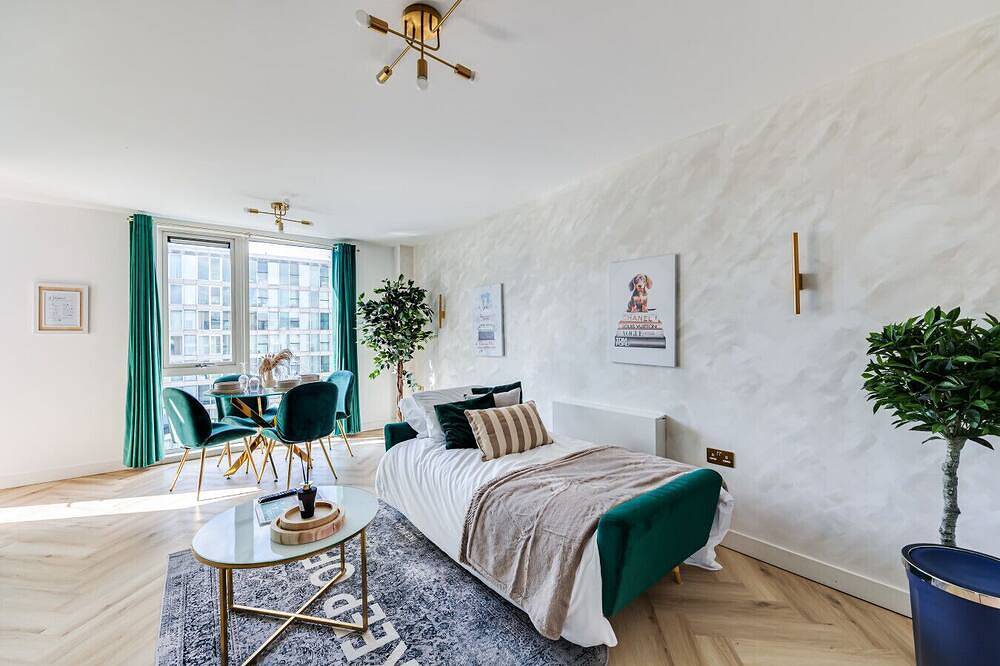 Entire apartment, Vibrant Hub Apartment • City Centre • Balcony • Free Parking • Self-Check-In in Milton Keynes, South East England