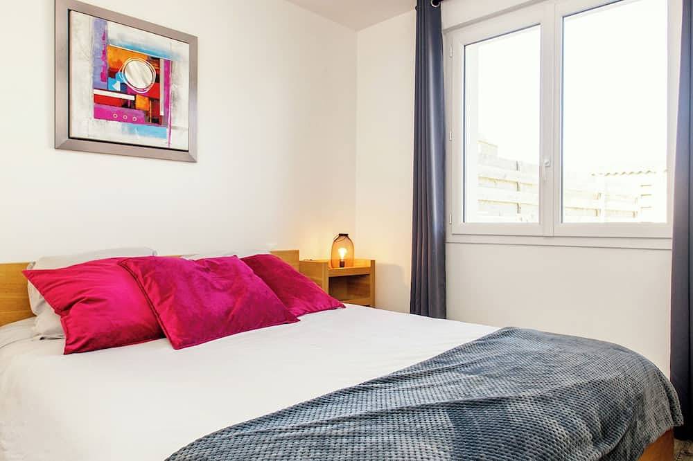 House with swimming pool - walking distance to the beach in Plouescat, Côte des Légendes