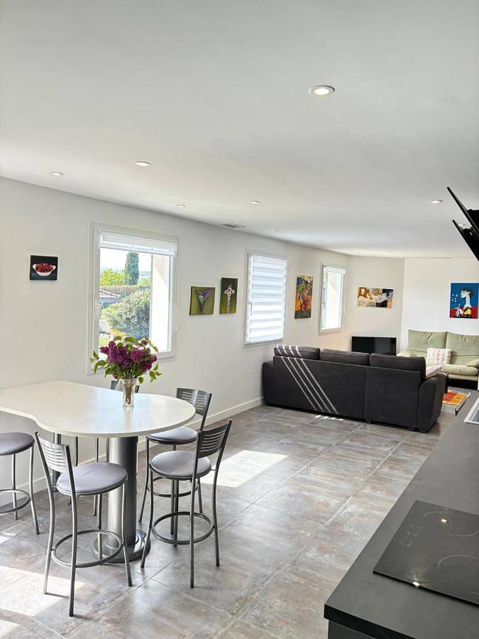 Location de vacances pour 4 personnes, avec piscine ainsi que jardin et vue à Veyre-Monton