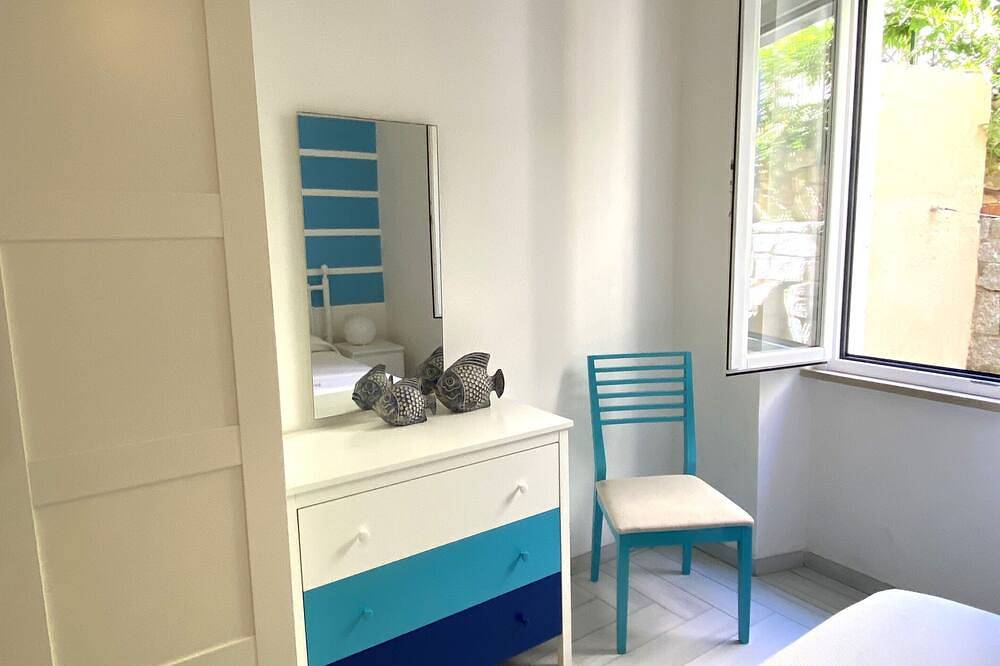 Detached cottage in a quiet area, part seaside, part mountains, in Pomonte. Starting August 22 in Pomonte, Marciana