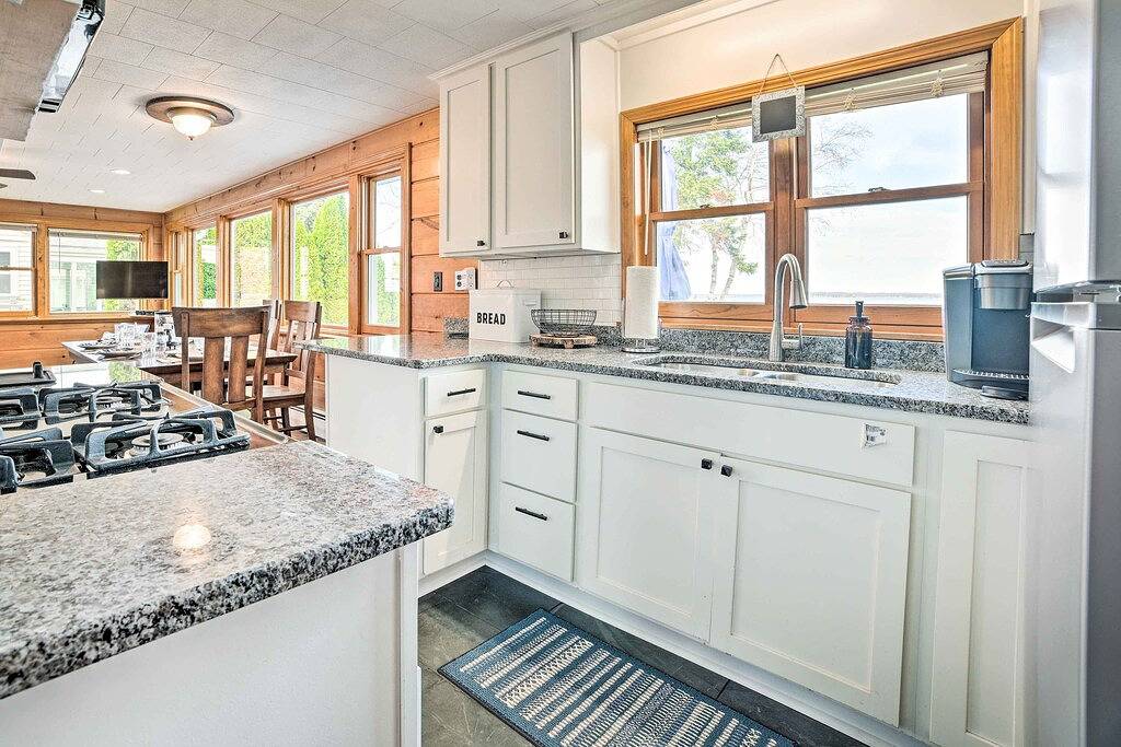 Houghton Lake Cottage w/ New Private Deck! in Prudenville, Roscommon County