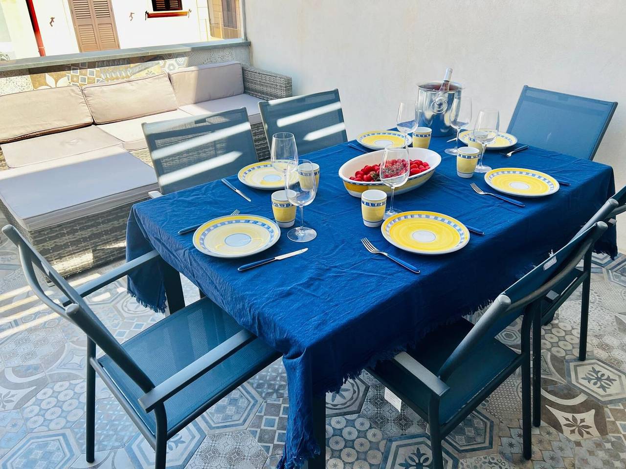 Apartamento entero, Apartamento 'Blue House con Terraza', vistas al mar, Wi-Fi y aire acondicionado in Capo Passero, Portopalo di Capo Passero