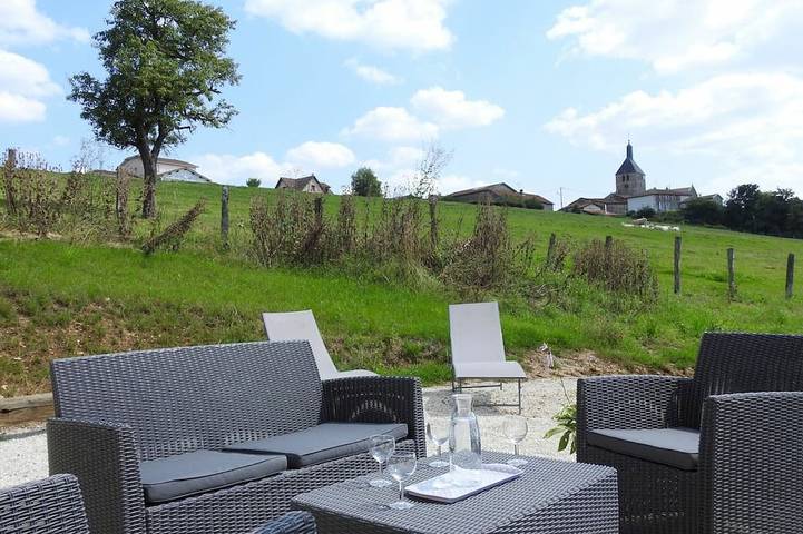 Gîte pour 4 personnes, avec jardin dans Dommartin-le-Franc