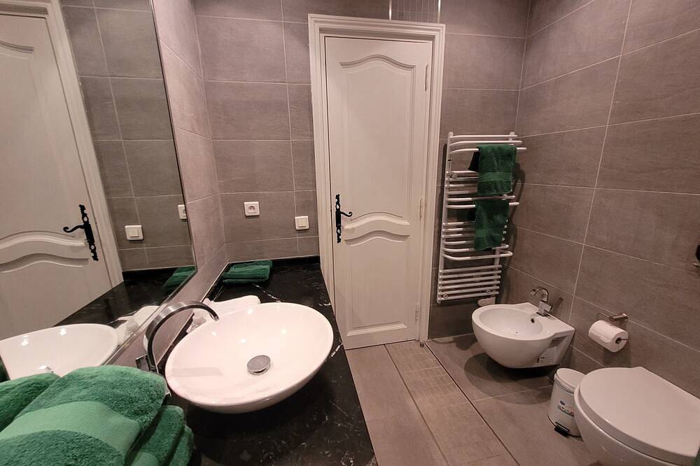 Appartement entier, Family Apt with Pool & Kids’ Garden Monaco in La Turbie, Côte méditerranéenne (France)