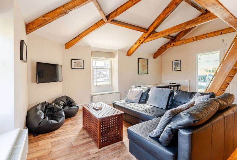 Entire holiday apartment, Sedbergh Penthouse - Kingbed - Tv - Wifi in Sedbergh, Yorkshire Dales National Park