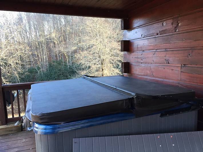 Vacation rental for 4 people, with yard and hot tub as well as balcony, with pets in Nantahala